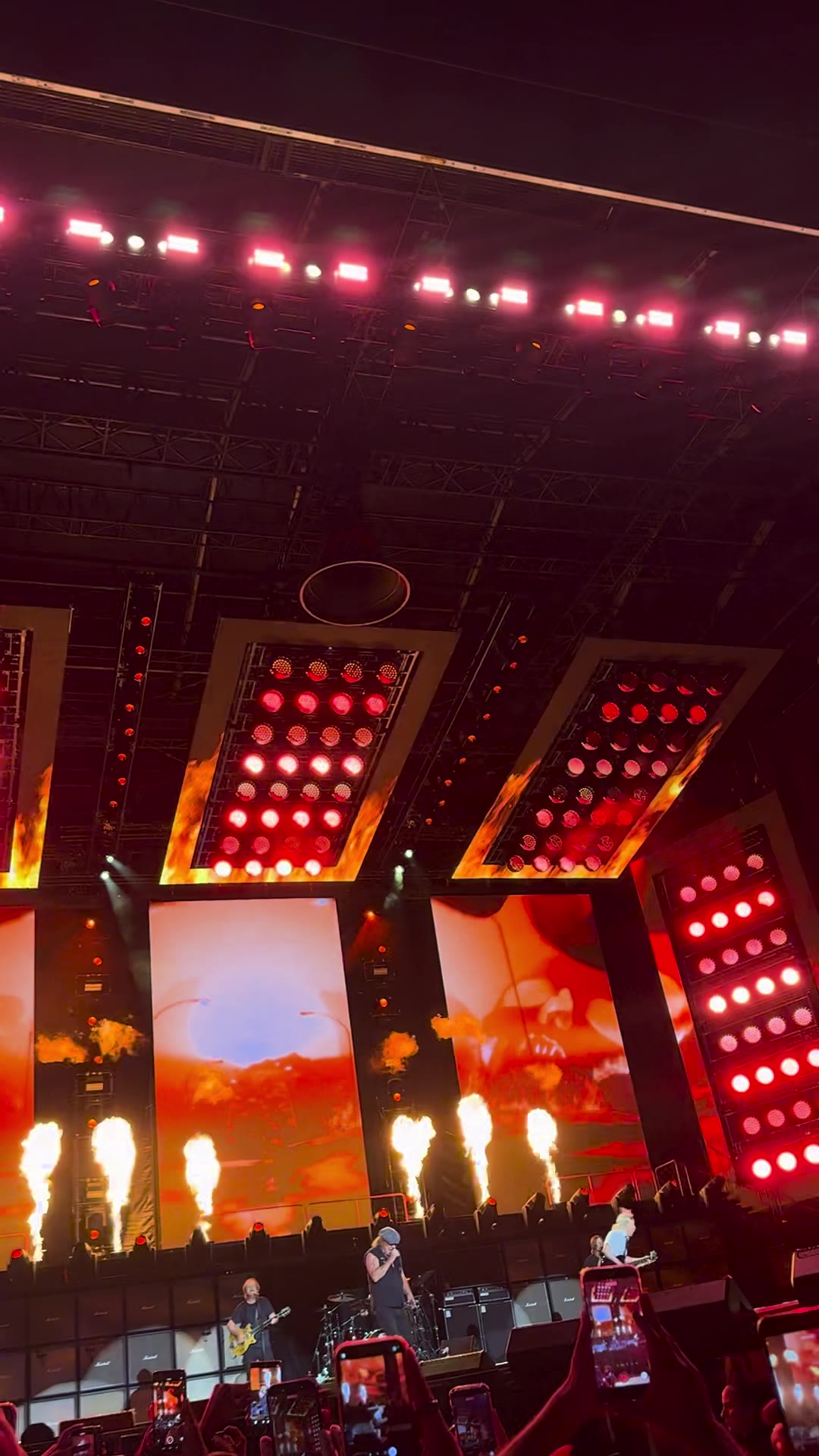 Portada de la cobertura de AC/DC en Santiago de Chile